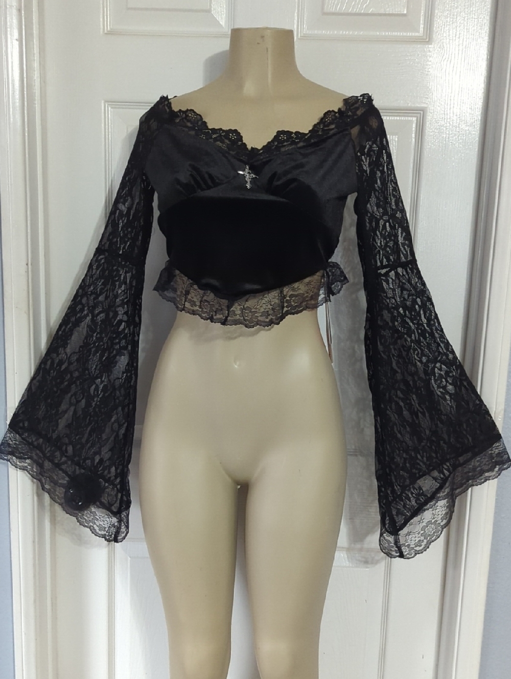 ROMWE Black Lace Trim Satin Crop Top